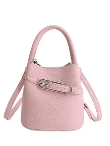 Borsa a secchiello rosa in pelle martellata con manico superiore e tracolla sottile