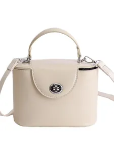 Elegante cremefarbene Box-Handtasche mit silbernem Drehverschluss und Schulterriemen