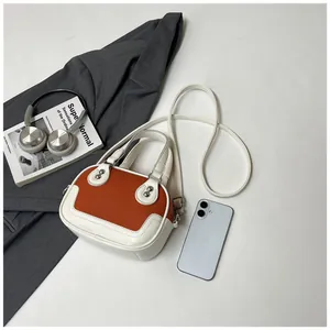 Detail der Bowlingtasche mit Kontrastnähten, Metallnieten und Tragegriff
