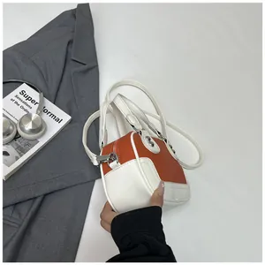 Draufsicht einer schicken orange-weißen Bowlingtasche mit Kopfhörern und einer Zeitschrift