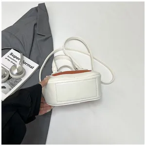 Detailansicht der Nähte und des zweifarbigen Designs einer kleinen weiß-orangen Bowlingtasche