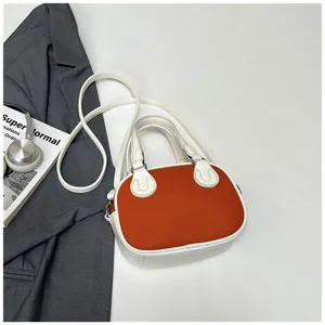 Detail der zweifarbigen Bowlingtasche in Creme und Caramel mit Metallreißverschluss
