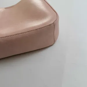 Dettaglio delle cuciture su una borsa tote in pelle rosa con finiture di alta qualità