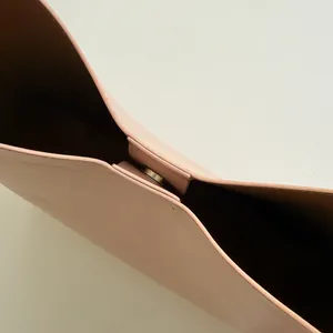 Dettaglio della chiusura magnetica e delle cuciture sottili sulla borsa tote in pelle beige