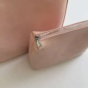 Dettaglio macro della borsa tote in pelle rosa con cerniera in metallo argentato di qualità