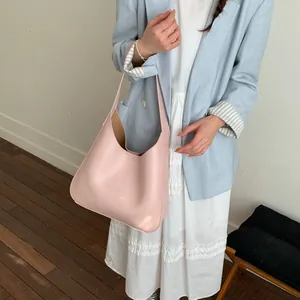 Dettaglio della borsa tote rosa vintage con cuciture pulite e design minimalista