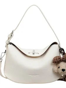 Sac à main minimaliste en cuir grainé beige avec fermoir argenté et charm d'ours
