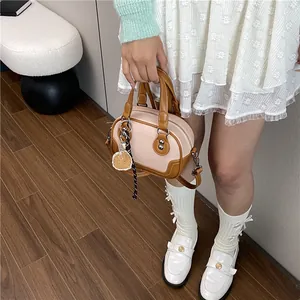 Schicke zweifarbige Boston-Tasche in Pink und Braun mit süßem Bärenanhänger-Accessoire