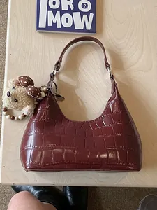 Sac sous le bras pour femmes en cuir PU motif crocodile Sac à bandoulière Hobo à la mode avec pendentif ours en peluche