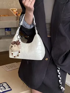 Sac sous le bras blanc à motif crocodile avec charmant pendentif ours en peluche