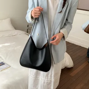 Borsa hobo in pelle nera abbinata a un blazer azzurro per un look casual elegante