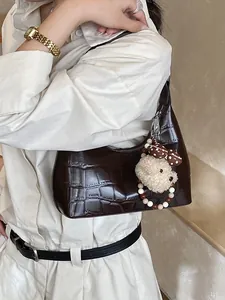 Sac sous le bras marron foncé à motif crocodile avec charm ours en peluche chic