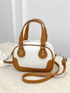 Retro PU-Leder Boston Tasche Für Damen Kontrastnähte Handtasche Crossbody Tasche Mit Baseball Anhänger Sportlich Lässig Tote