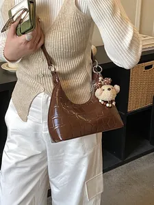 Sac hobo marron foncé pour femme avec gaufrage crocodile et charm d'ours en peluche