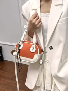 Mini-Boston-Tasche in Orange und Weiß mit Baseball-Anhänger und Umhängeriemen