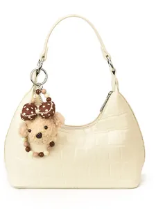 Sac à bandoulière chic beige motif crocodile en demi-lune avec charm ours en peluche