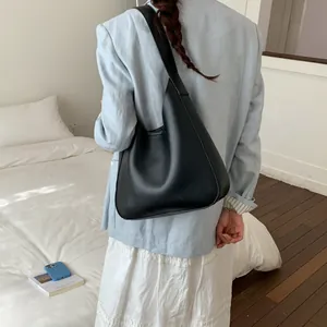 Borsa hobo in pelle nera opaca con linee pulite per il pendolarismo quotidiano