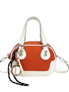 Orange-weiße Patchwork-Bowlingtasche mit Baseball-Anhänger und Metallkettenriemen
