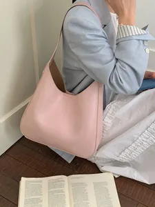Grande borsa hobo in pelle rosa chiaro per donna con tracolla dal design minimalista