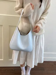 Borsa a spalla Hobo azzurra da donna in ecopelle con un design minimalista chic