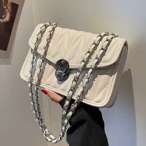 Trendy Matelassé Quilted Chain Bag For Women PU Leather Crossbody Bag With Silver Metal Swivel Lock Fashion Handbag