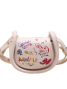 Mini sac selle crème avec graffitis colorés de lapins et motifs floraux faits à la main