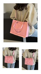 Dettagli della borsa tote in tela rosa con tasche anteriori e tracolla rimovibile