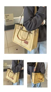 Dettaglio della grande borsa tote in tela con tasche anteriori e tracolla regolabile