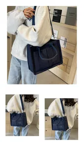Dettaglio della borsa tote in tela blu scuro con design multitasche e tracolla regolabile