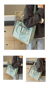Dettaglio della borsa tote in tela verde chiaro con tasche esterne e tracolla regolabile