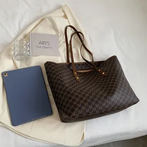Grande borsa shopper marrone scuro con stampa monogramma e manici sottili in pelle