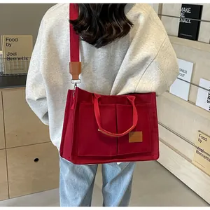 Vista posteriore di una modella con borsa tote in tela rossa e toppa in pelle PU