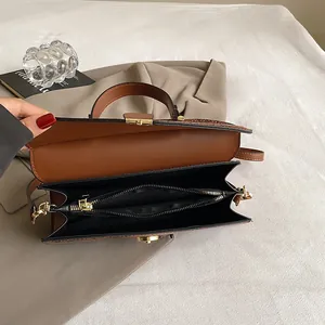 Innenansicht der braunen Handtasche mit dreilagiger Organstruktur und Reißverschlussfach