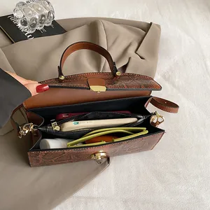 Innenansicht der braunen Handtasche mit Schlangenmuster zeigt Kapazität und Fächer