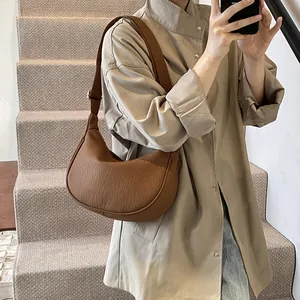 Sac bandoulière rétro demi-lune marron avec texture litchi et large bandoulière