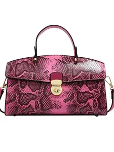 Schicke rosa Handtasche mit Schlangenmuster, Trapezform und goldenen Beschlägen