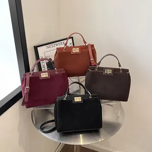 Sacs à main en daim bordeaux, marron et noir avec des fermoirs rotatifs en métal doré