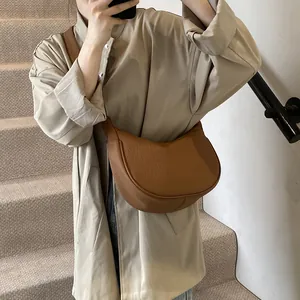 Vue détaillée du sac hobo caramel en cuir texturé présenté en situation réelle