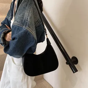 Détail du sac hobo en noir mat avec fermeture à glissière et bandoulière élégante
