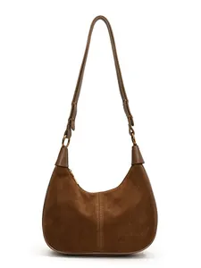 Sac hobo vintage en daim marron avec grande capacité et bandoulière élégante