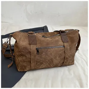 Détails des coutures renforcées et du zip métallique sur ce sac de voyage vintage brun