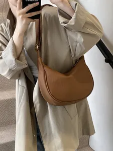 Sac bandoulière demi-lune marron minimaliste en cuir mat de qualité avec sangle réglable