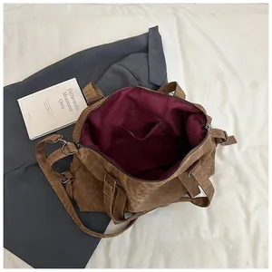 Vue détaillée de l'intérieur du grand sac cabas avec doublure rouge et poche zippée