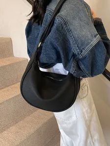 Sac hobo rétro en cuir noir en forme de demi-lune avec bandoulière réglable