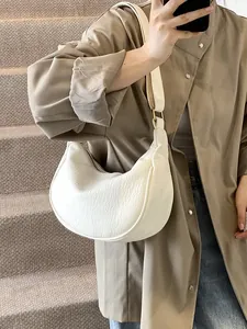 Sac bandoulière demi-lune en cuir plissé blanc au style rétro minimaliste pour femme