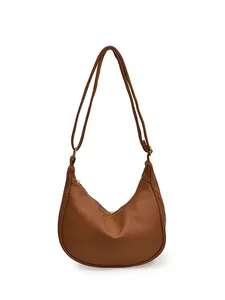 Sac bandoulière demi-lune marron en similicuir grainé avec bandoulière réglable