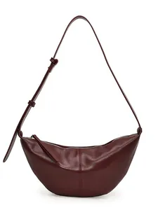 Bolso media luna burdeos de cuero texturizado con correa ajustable y cremallera