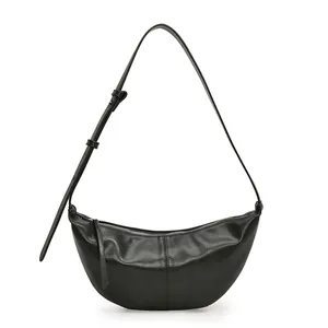 Sac bandoulière demi-lune noir minimaliste avec texture litchi et bandoulière réglable