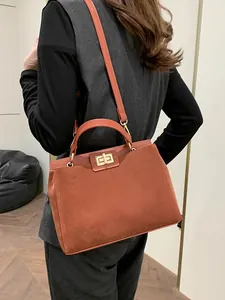 Sac à main rétro marron en cuir suédé porté en bandoulière avec fermoir doré tournant
