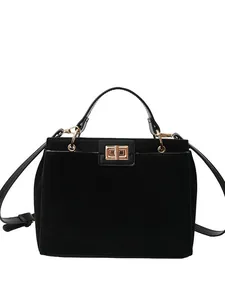Sac Kelly classique en daim noir avec boucle dorée et bandoulière réglable pratique